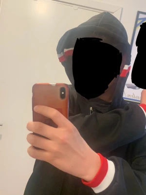 m0ncl3r h00di3 - En fin hoodie med zip från Zara, bra för sköna sommarkvällar och den är väldigt stiligt. Har aldrig gått ut med den, så den är helt nytt!