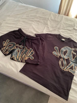 Syna world set shirt&t-shirt  - Snygg och fin set från syna world som passar för sommaren och är jätte bekväm och skön. Jag skickar den snabbt och dirket som du köper. Priset kan diskuteras.