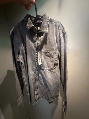Grå jeansjacka från G-Star RAW - Snygg grå jeansjacka från G-Star RAW i regular fit. I storlek M. Helt orörd och använd exakt 0 gånger. Fick den i julklapp och har aldrig riktigt tagit tag i att byta den. Och nu är det för sent. Nypris:1399 