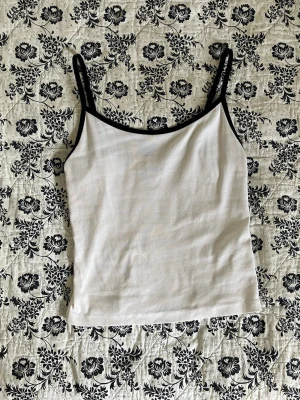 Linne - Säljer då jag inte använder linnen. Finns små fläckar på baksidan som inte går bort, men om man har en kofta eller liknande på sig så syns de inte ändå. Har ett likadant fast färgerna är tvärtom! 