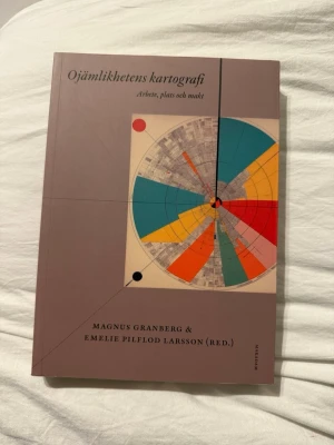 Ojämlikhetens kartografi - arbete, plats och makt  - Säljer denna kurslitteratur: ”ojämlikhetens kartografi - arbete, plats och makt”. Jättefint skick! Inte tecken på användning 