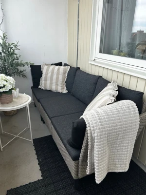 Lounge möbel - Loung möbel från rusta, det är 3 moduler plus 2 extra ryggstöd. Den är använd 1 sommar och är i nyskick! Hör av dig vid intresse! Hämtas i Motala!