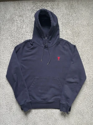 Ami paris hoodie - Tja,  säljer en tvär fet mörkblå  ami paris hoodie i storlek M, inga defekter och är väldigt eftertraktad. Kom privat vid minsta lilla och pris går givetvis att diskutera🍾🍾💯
