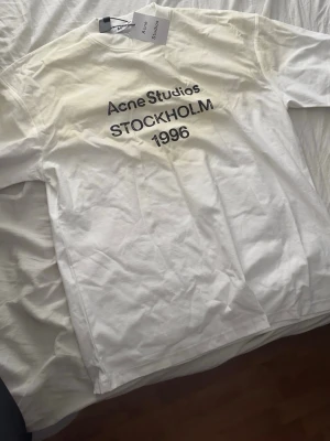 Acne studios tshirt - Riktig snygg och stilren, ALDRIG ANVÄND! passar till mycket och trendig till sommaren, för mer frågor är de bara att skriva, pris ej satt i sten, Mvh Hjalle!