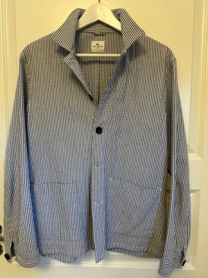 John Henric Overshirt - Sommarens snyggaste overshirt, storlek M, perfekt skick förutom ett litet hål på vänster axel (se sista bilden)