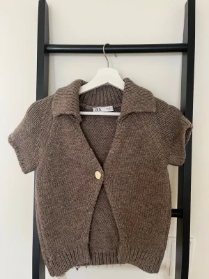 Brun stickad kortärmad kofta Zara - Säljer denna jätte fina stickade tröja från Zara. Helt nytt skick använd MAX 5 gånger. Köppt för ungefär 300 säljer för 175. Säljer den även på vinted. (jonna.a34) tvättas såklart innan den skickas. Skriv vid frågor eller fler bilder 💋