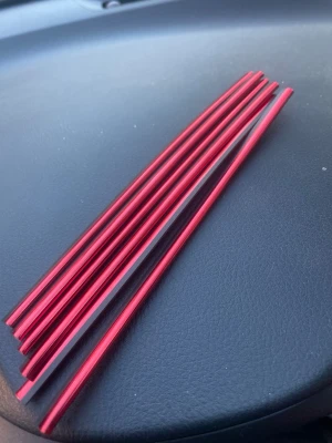 Rödas dekorativpinnar i silikon  - Säljer ett set med sex röda dekorativpinnar i silikon . Pinnarna har en blank finish och är raka med en lätt kantig form. Perfekta för dig som vill ha snygga och hållbara ätpinnar till asiatiska rätter eller som ett coolt inslag .