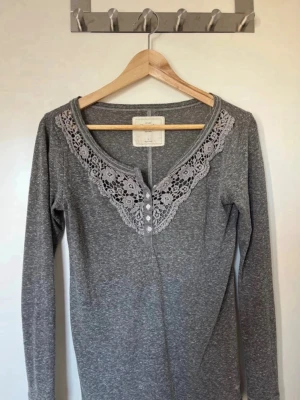 Grå A&F tröja - Super söt grå A&F tröja. Storlek S. Bra skick förutom lite nopprig! Storlek : S. Kom gärna med ett nytt pris!🤗