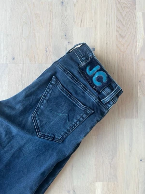 Jacob Cohen Bard | 31 - Säljer ett par Jacob Cohen Bard jeans i bra använt skick. | storlek: 31 | Hör av dig vid frågor eller funderingar 
