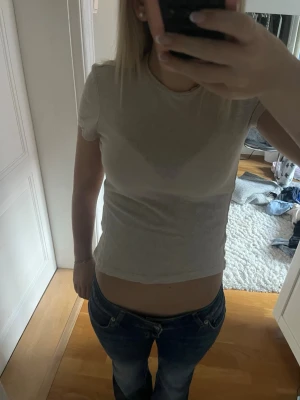 Beige tight t-shirt i bomull - Säljer en enkel och stilren beige t-shirt med tight passform. T-shirten har korta ärmar och rund halsringning, perfekt att matcha med jeans eller kjol. Materialet är mjukt och skönt bomull som känns bekvämt hela dagen.