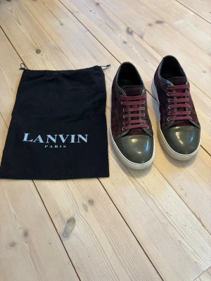 Lanvin Cap Toe - Tjenare! Säljer dessa feta Lanvins. Skorna är i utmärkt skick (9/10) och är använda ett fåtal gånger🤩   Perfekta nu till sommaren☀️ Det medföljer också en riktigt fet duchebag från lanvin. Bara att höra av sig vid frågor👍