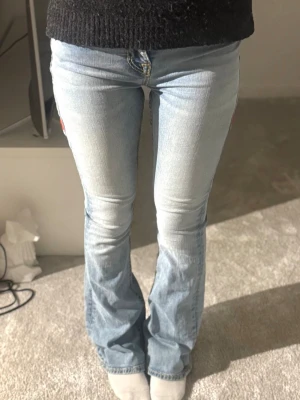 Ljusblåa truereligion - Jätte fina ljusblåa true religion jeans men röda detaljer!💓Perfekta till vem som helst nu till sommarn!!💞💘Inga hål eller fläckar, använda 2 gånger💕 säljer pga storlek!🙌🏼 ord pris: 2300kr  nu pris: 650-700 pris kan diskuteras 🤍