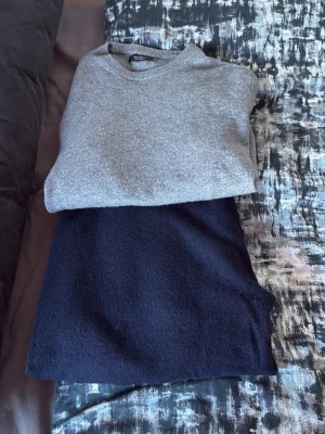 Grå och marinblå kashmir tröjor. - Två stilrena tröjor, en i ljusgrått och en i marinblått. Båda har rund halsringning och enkel design som passar till det mesta. Perfekta att matcha med jeans för en clean look. (100% kashmir) den gråa är från matinique och blåa från just kashmir. 999kr styck eller båda för 1500🪨