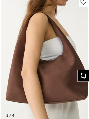 Stradivarius väska  - Brun väska från Stradivarius, säljer på grund av att den bara används en gång. Jättefin väska som kostar 379kr men sälja för 200