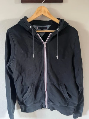 Ziphoodie Tommy Hillfiger  - Ziphoodie från Tommy Hillfiger. Använd fåtal gånger innan jag växte ur den. Lagad på underarmen, men de syns knappt. 