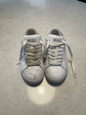 Polo Ralph lauren  - Bra skick, använda cirka 1-2 veckor. Storlek 37. Lite slitet på höger sko fram till, se bild 