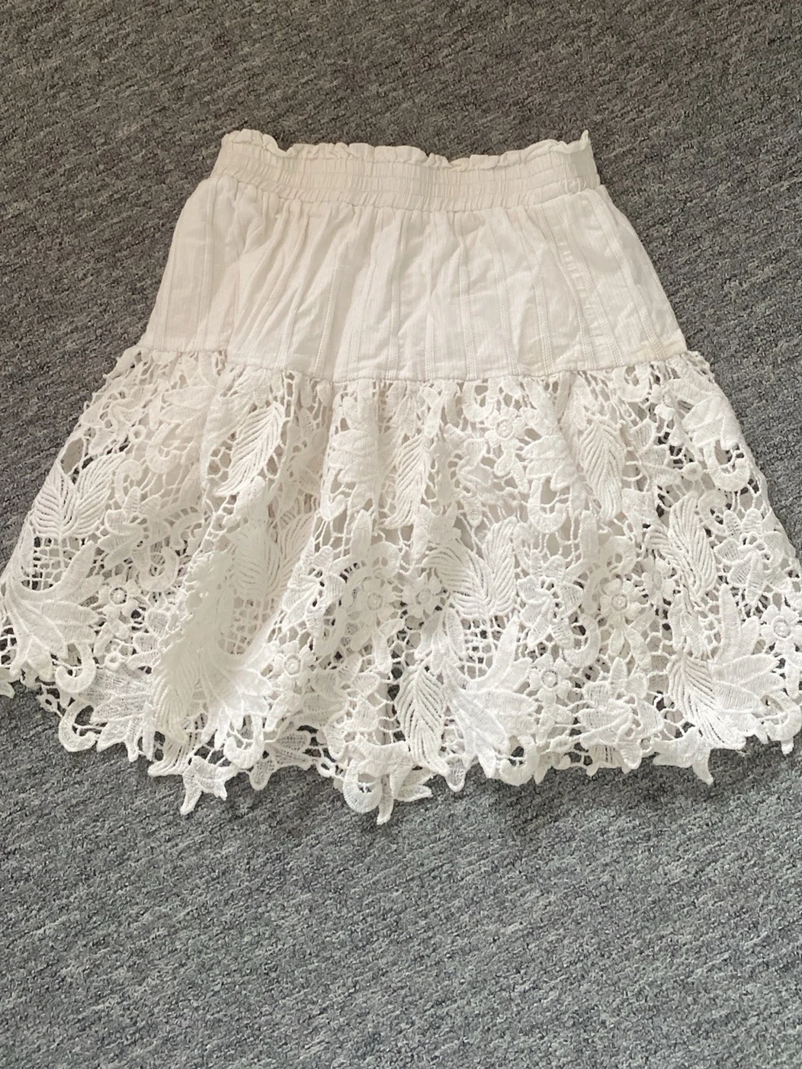 Kjol med spetsliknande blommor