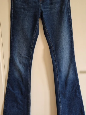 Jeans - Jeans, utsvängda, högmidja