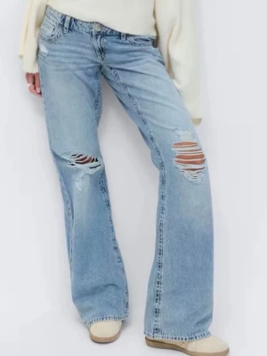 Ljusblå slitna jeans med vida ben - Säljer ett par ljusblå jeans med vida ben och slitningar på båda benen från Gina tricot 14+ i storlek S. Jeansen har klassisk femficksdesign och hög midja. Perfekt för dig som gillar en avslappnad och trendig look.