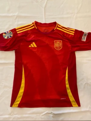 Spanien tröja med Lamine Yamal på ryggen - Spanien tröja Em 2024 modell.                                                   Scickar alltid samma dag förutom om köpet begås sent på kvällen/natten📦                                                            Kom med bud!😃