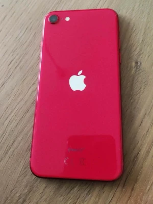 Röd iPhone med Touch ID - Säljer en snygg röd iphone SE 2020- 64gb olåst Fungerar ut märkt, iOS 26, 83% Batteri hälsa, utloggad från iCloud . Väldigt fint skick , sitter ny monterat skärm skydd på 