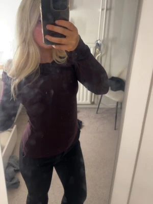 off shoulder tröja nelly - vinröd off shoulder tröja, långärmad, jätte skönt material 