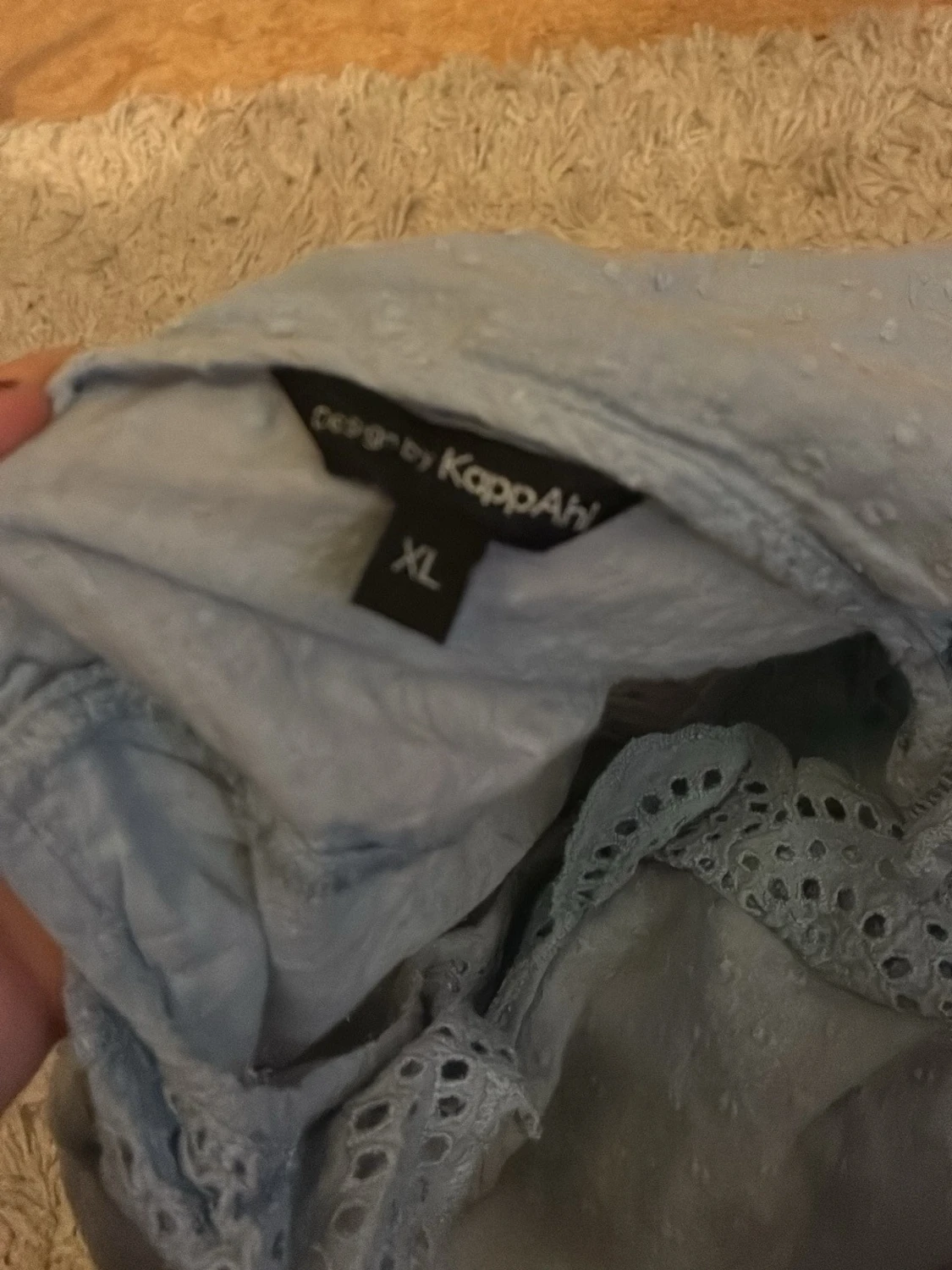 Ljusblå blus med volangdetaljer - 2