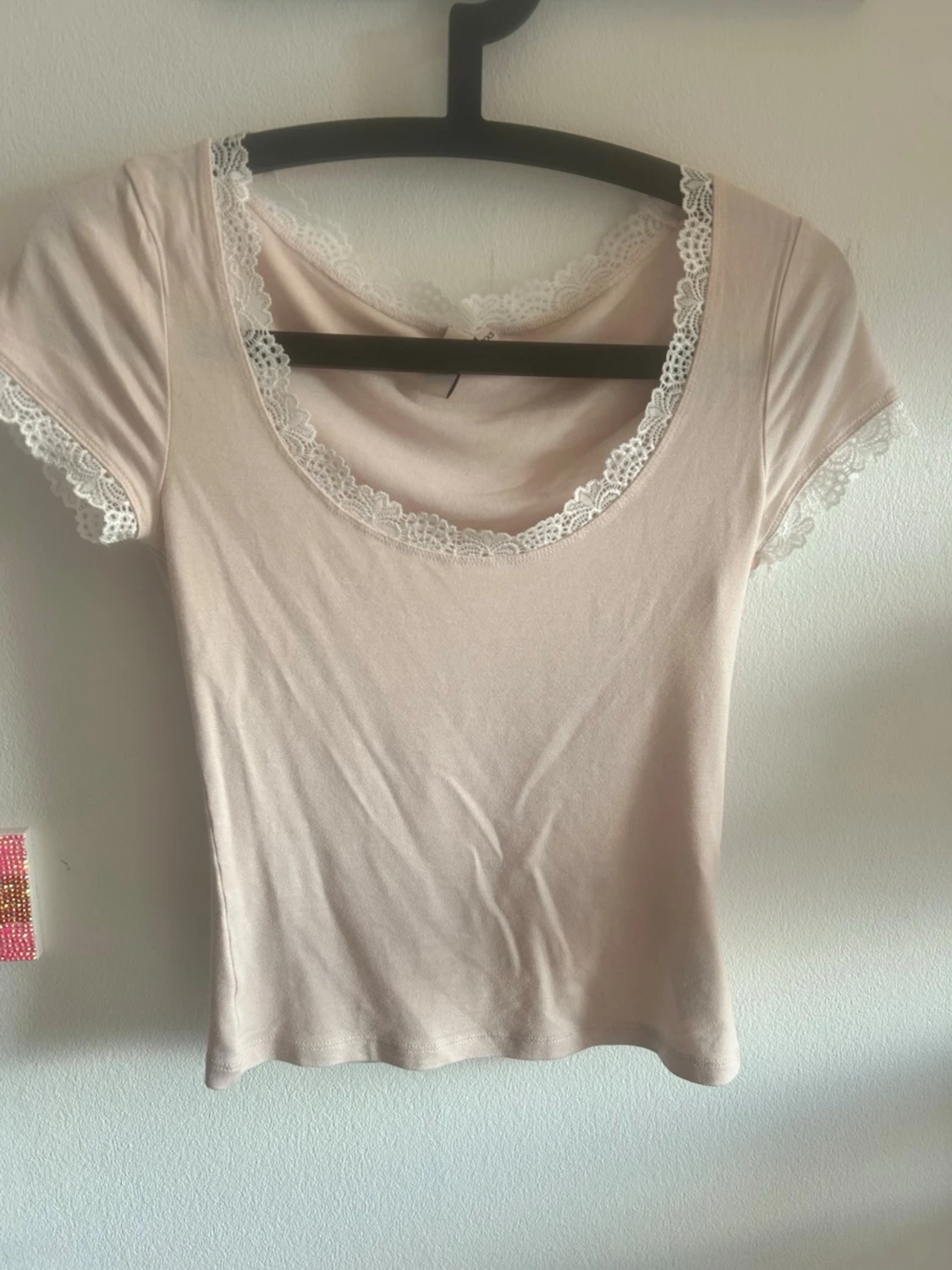 Beige topp med spetsdetaljer