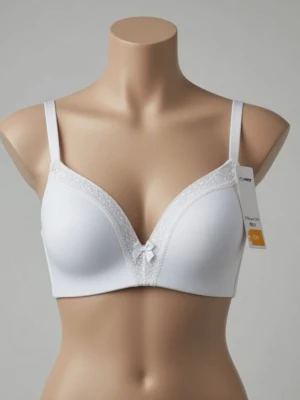 HELT NY OANVÄND Vit mjuk bh utan byglar, med spetsdetaljer från MyWear. 85B - Säljer en helt ny oanvänd vit mjuk bh utan byglar från MyWear i modellen T Whisper Soft. Bh:n har släta kupor med spetskant upptill och en liten rosett framtill. Justerbara axelband och hakknäppning bak. Perfekt för dig som vill ha en enkel men söt bh, bra till vardags tex. Helt felfri.