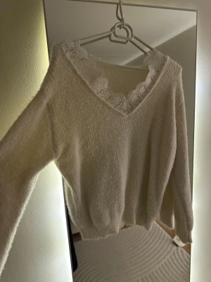 Tröja med spets - Tröja med spets Tröja med spets i stl M väldigt söt samt kan man klä upp och ner den. används ej. Noll defekter.