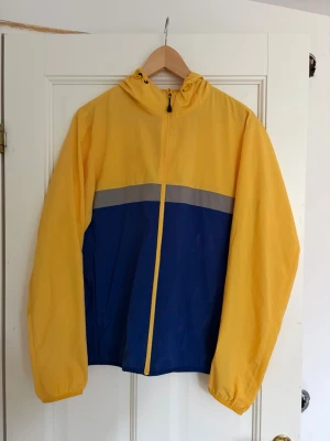 Gul och blå vindjacka JW Anderson - Snygg vindjacka från JW Anderson x Uniqlo 