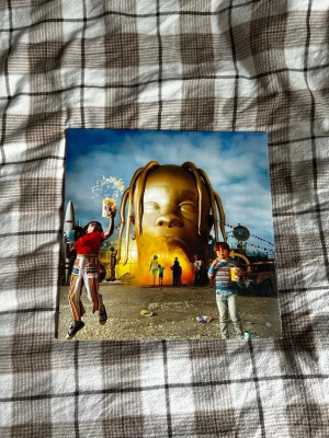 ASTROWORLD VINYL OÖPPNAD - Säljer min Astroworld vinyl   Helt oöppnad och i perfekt skick – fortfarande inplastad.  