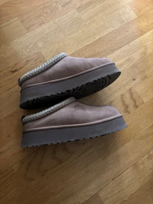  UGGs Tazz ll   - Säljer ett par brunbeiga skor från UGG. Fick de i julklapp av min släkt men de är tyvärr för stora så de är helt oanvända. Hör av er vid frågor ☺️