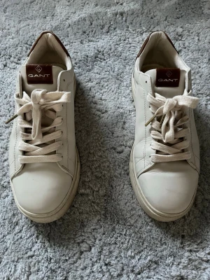 Låga Gant skor i storlek 43 - Låga Gant skor i bra skick förutom sulan men den går att tvätta