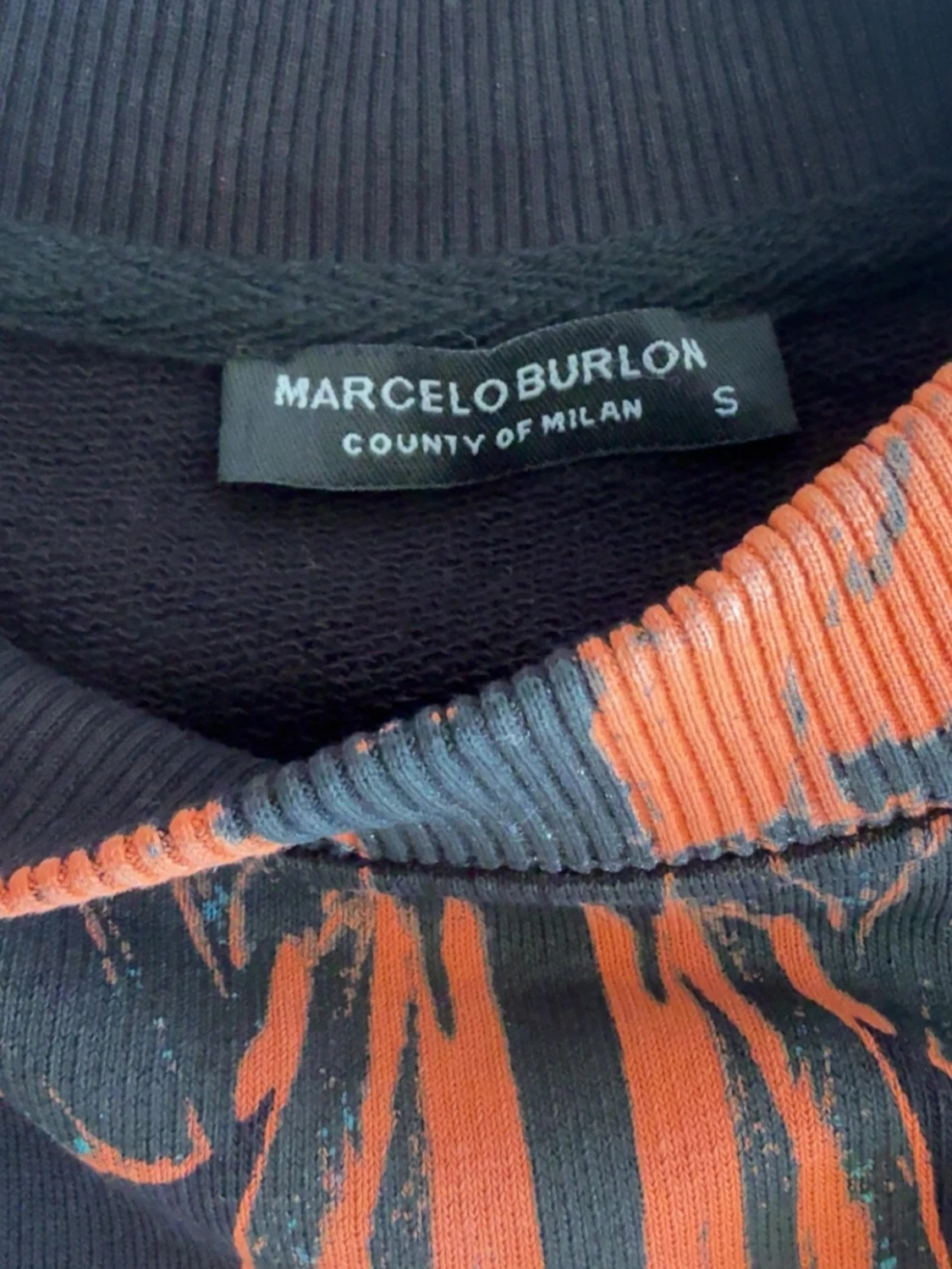 Svart sweatshirt med färgglad fågel - 2