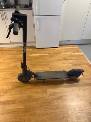 Svart el-scooter från Navee - Säljer en svart elscooter från Navee som är köpt för 3000 kr. Köpt från Netonet för 6 månader sedan. Använd ett fåtal gånger men är i nyskick. Fåtal slitningar vid fotstödet annars i nyskick. Laddare och lås medföljer. Går att koppla Navee appen till scootern. 20 km räckvidd på en fulladdning. Kan ej skickas endast upphämtning. Ring 0739331733 vid intresse.  
