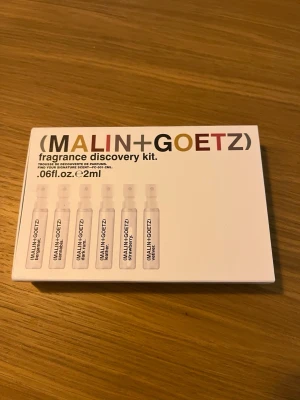 MALIN+GOETZ fragrance discovery kit - Upptäck fem olika dofter med MALIN+GOETZ fragrance discovery kit. Bara sprayat 1-2 gånger av varje doft ungefär