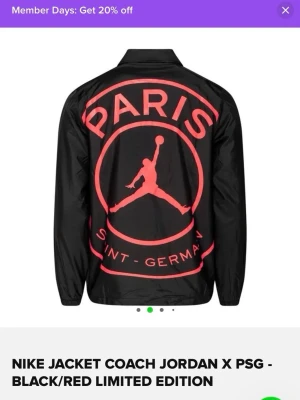 Nike Jordan x PSG svart coachjacka - Nike coachjacka i samarbete med Jordan och PSG. Svart med stora röda tryck på ryggen och mindre logga fram. Klassisk krage, knappstängning och elastiska muddar. Tillverkad i lätt polyester, perfekt för streetwear.