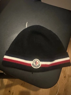 Moncler mössa - Säljer en moncler mössa som är helt äkta går att verifiera. Den är i väldigt bra skick.