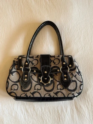 Vintage guess handväska - Snygg vintage handväska från Guess, croco mönster och cuattro g mönstsrat tyg.