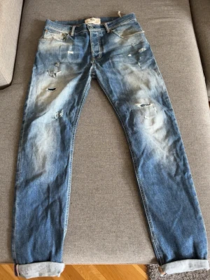 Blå slitna jeans från Tailor Tweed - Säljer dessa för att dom inte passar mig i storlek, bara prövat på dom en eller två gånger så dem är i nyskick.  W: 32 L: 32