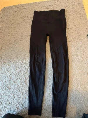 Svarta leggings  - Säljer ett par svarta leggings och tight passform. De är stretchiga och perfekta för träning eller chill. Materialet känns mjukt och följsamt mot kroppen. 