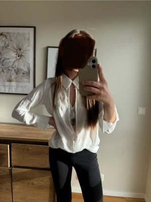 Vit blus chiquelle - Supersnygg blus från chiquelle i storlek xs. Använd fåtal gånger, i toppenskick! 