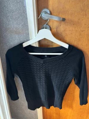 Svart stickad T-shirt  - Fin stickad svart t-shirt 