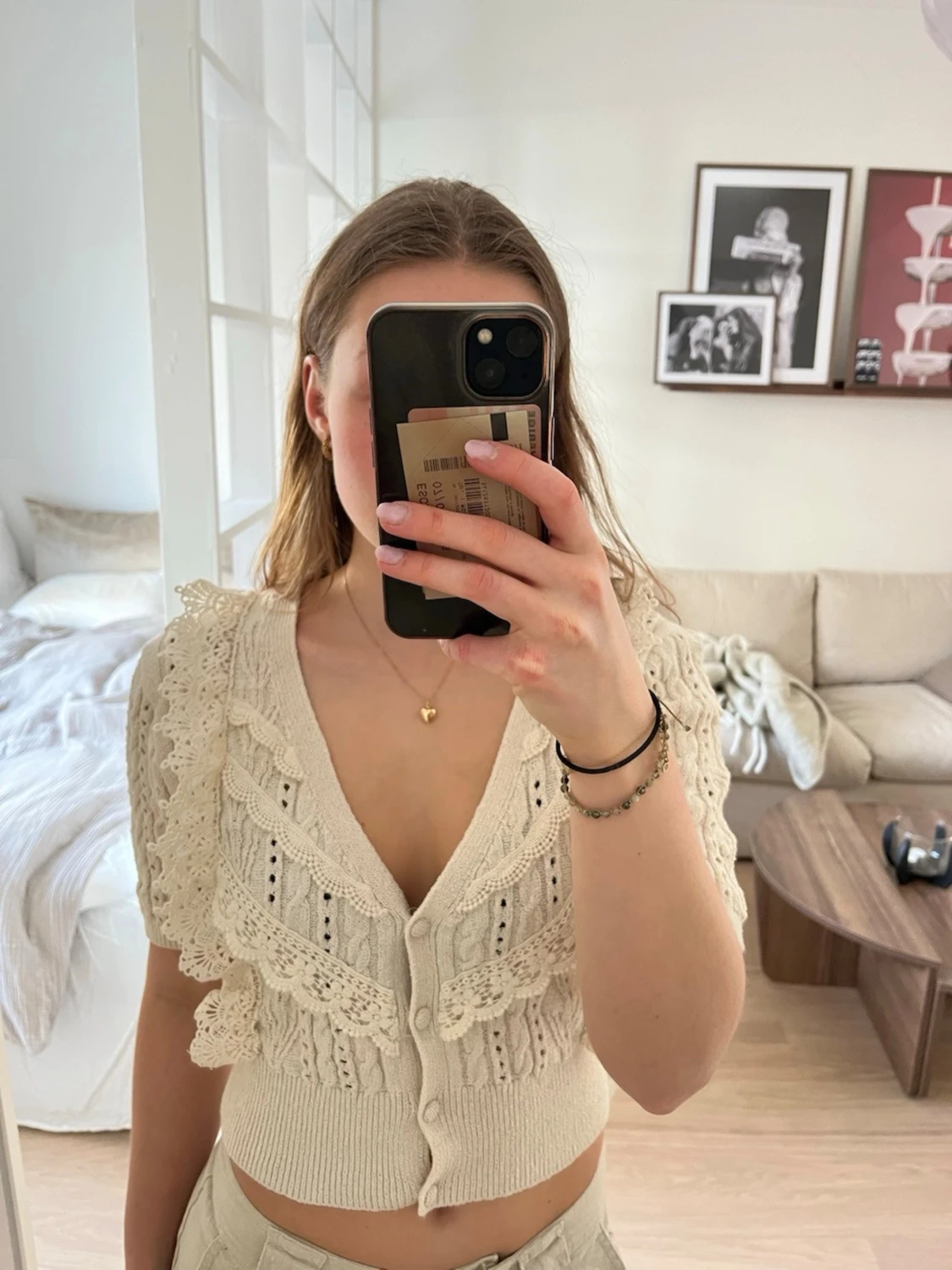 Beige blus med volangdetaljer