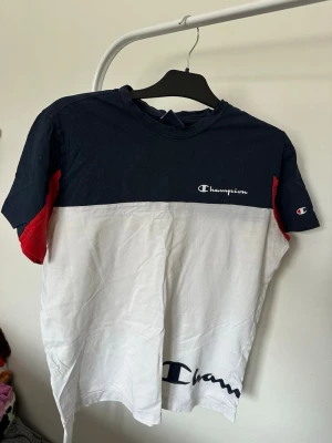 Champion t-shirt i navy, vitt och rött - Tre stycken t-shirts med olika tryck