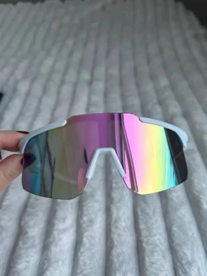 Solglasögon / aktivitetsglasögon  - Säljer ett par helt nya riktigt snygga solglasögon som funkar till aktiviteter som löpning, cykling eller skidåkning. UV-skydd och passar både kvinnor och män. 