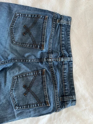 Blå jeans - Blå jeans med coola bakfickor som har korsade sömmar