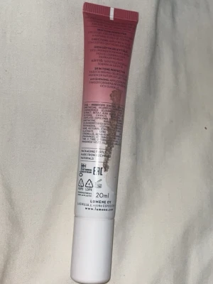 Lumene Natural Glow Berry Blush Rouge - Lumenes natural glow berry blush, har använts en gång och locket inne är lite trasigt så de är väldigt enkelt att öppna den, även lite klister på baksidan.