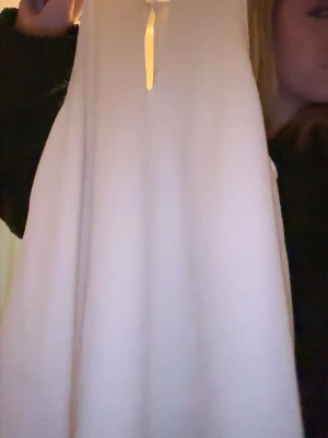 Vit blus  - Säljer denna beiga topp/blus från Lindex!🥹😇💞